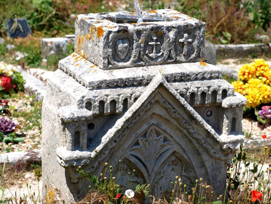 Le cimetière marin ou ancien cimetière à Talmont-sur-Gironde (Charente-Maritime) : très vieux tombeau