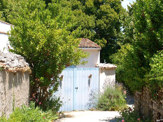 Ruelle et maison à Talmont-sur-Gironde (Charente-Maritime) 