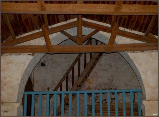 Eglise St Michel du Vieux Lugo à Lugos (Gironde) : le balcon et l'escalier menant au clocher