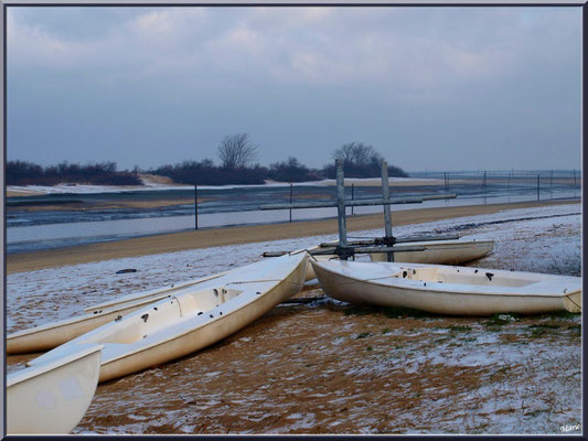 Canots et chenal d'entrée au port en habit neigeux (février 2012)