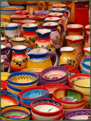 Marché de Provence, mardi matin à Vaison-la-Romaine, Haut Vaucluse (84), étal de céramiques du Crestet