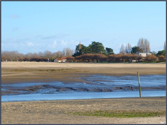 Chenal d'entrée au port et la plage (à marée basse)
