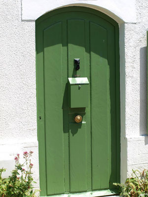 Porte verte dans une ruelle à Talmont-sur-Gironde (Charente-Maritime)