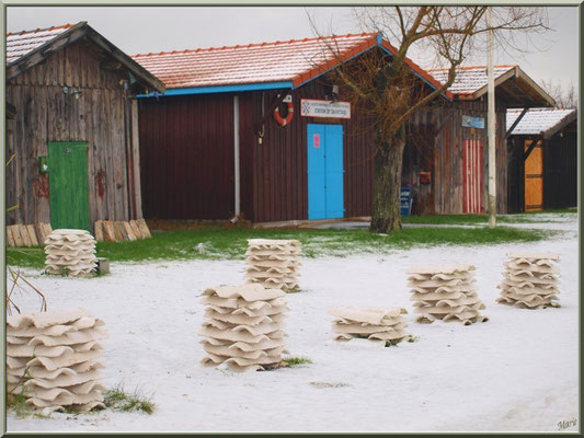 Cabanes et tuiles en habit neigeux