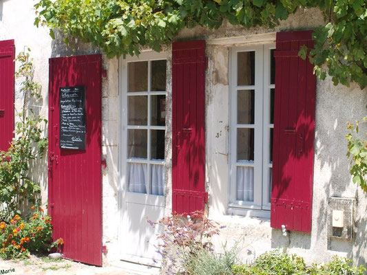 Boutique dans une ruelle à Talmont-sur-Gironde (Charente-Maritime) 