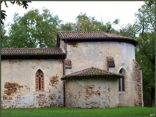 Eglise St Michel du Vieux Lugo à Lugos (Gironde) : façade Sud et le choeur à droite 