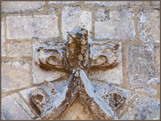 L'église Sainte Radegonde à Talmont-sur-Gironde : sculpture en haut du portail de la porte côté (Charente-Maritime)