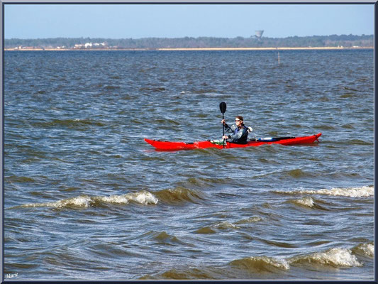 Canoë sur le Bassin au large du port