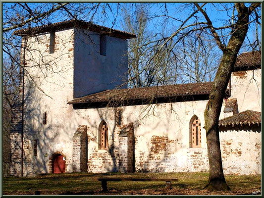 Eglise St Michel du Vieux Lugo à Lugos (Gironde) : façade Sud, l'entrée et le clocher