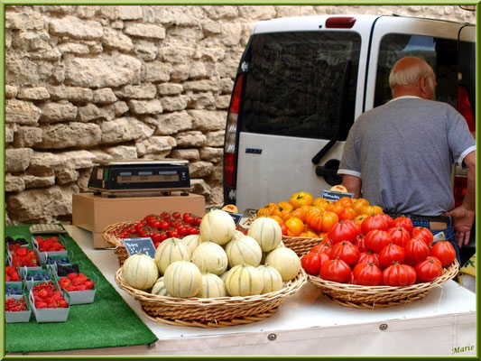 Marché de Provence, mardi matin à Gordes, Lubéron (84), étal de fruits et légumes