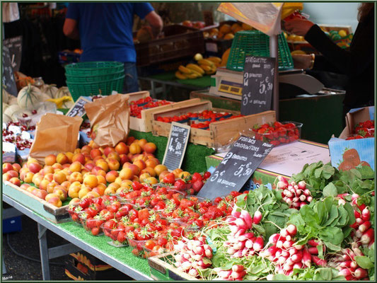 Marché de Provence, mardi matin à Vaison-la-Romaine, Haut Vaucluse (84), étal de fruits et légumes