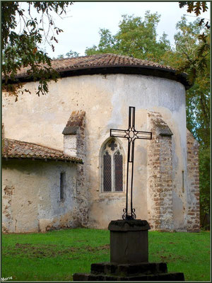 Eglise St Michel du Vieux Lugo à Lugos (Gironde) : façade Sud, le choeur et la croix dans la clairière