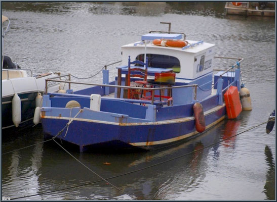 Bateau chaland au mouillage dans le port ostréicole de La Teste de Buch (Bassin d'Arcachon)