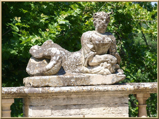 Sculpture sur la balustre de la terrasse arrière du château 