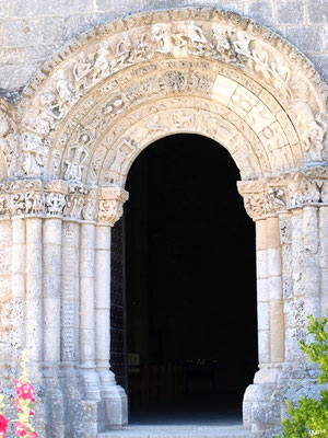 L'église Sainte Radegonde à Talmont-sur-Gironde : porte d'entrée côté cimetière (Charente-Maritime)