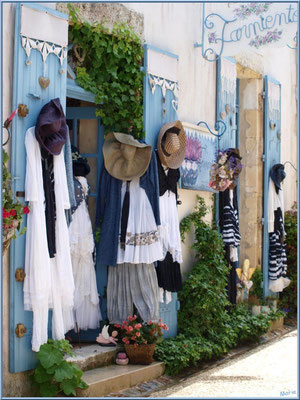 Ruelle et boutique à Talmont-sur-Gironde (Charente-Maritime) 