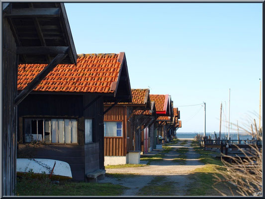Le port et quelques cabanes 