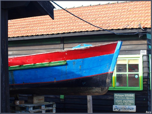 Proue de bateau, en cale sèche, entre des cabanes au port ostréicole de La Teste de Buch (Bassin d'Arcachon)