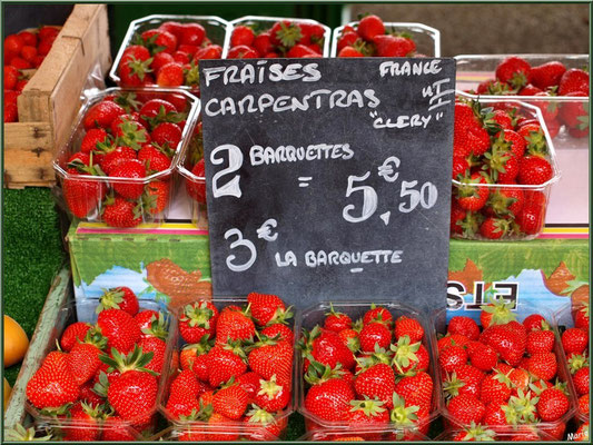 Marché de Provence, mardi matin à Vaison-la-Romaine, Haut Vaucluse (84), étal de fraises