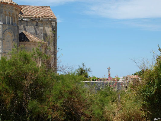 L'église Sainte Radegonde à Talmont-sur-Gironde et le cimetière marin vus depuis la Promenade des Remparts (Charente-Maritime)