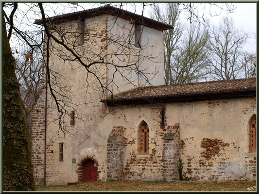 Eglise St Michel du Vieux Lugo à Lugos (Gironde) : façade Sud, l'entrée et le clocher