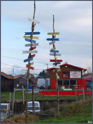 Panneau décoratif indicateur direction de villes au port ostréicole de La Teste de Buch (Bassin d'Arcachon)