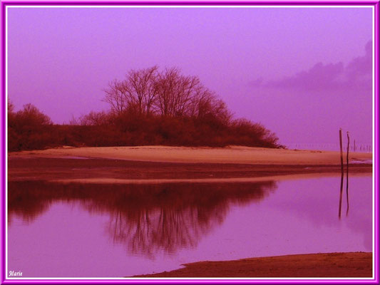 Soleil couchant sur le chenal d'entrée au port