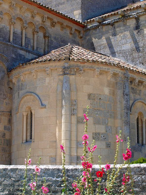 L'église Sainte Radegonde à Talmont-sur-Gironde en sortant du cimetière marin (Charente-Maritime)
