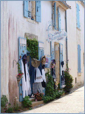 Ruelle et boutique à Talmont-sur-Gironde (Charente-Maritime) 