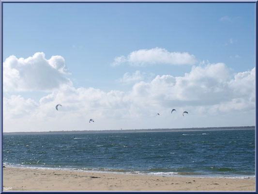Les joies du kitesurf sur le Bassin au large de la plage Péreire à Arcachon, Bassin d'Arcachon (33)