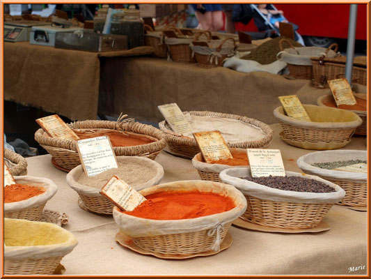 Marché de Provence, mardi matin à Gordes, Lubéron (84), étal épices