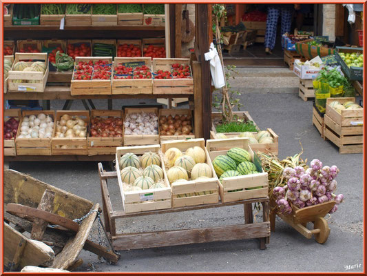 Marché de Provence, mardi matin à Gordes, Lubéron (84), étal de légumes et de fruits