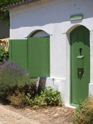 Maison aux volets verts et ruelle à Talmont-sur-Gironde (Charente-Maritime) 