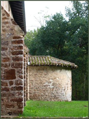 Eglise St Michel du Vieux Lugo à Lugos (Gironde) : façade Sud et l'aile droite du choeur 