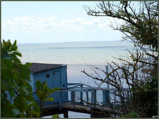 Un carrelet à ponton en bord de la Gironde à Talmont-sur-Gironde (Charente-Maritime)