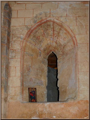 Eglise St Michel du Vieux Lugo à Lugos (Gironde) : ouverture au-dessus de la porte intérieure à côté du choeur