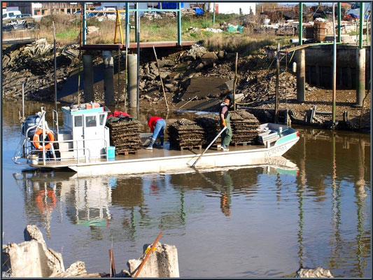 Bateau chaland rentrant à quai 