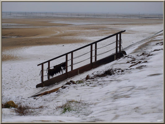 Jetée du Christ, escalier vers plage en habit neigeux 