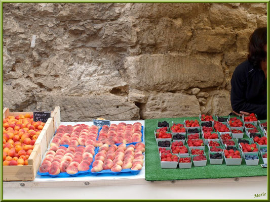 Marché de Provence, mardi matin à Gordes, Lubéron (84), étal de fruits