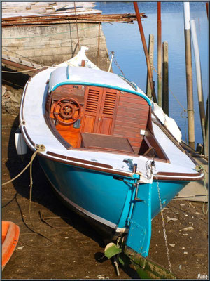 Pinasse à quai à marée basse 