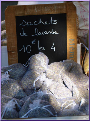 Marché de Provence, lundi matin à Bédoin, Haut Vaucluse (84), étal de sachets de lavande