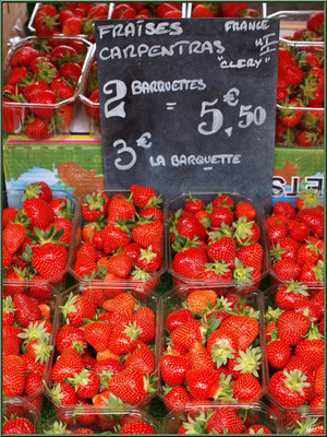 Marché de Provence, mardi matin à Vaison-la-Romaine, Haut Vaucluse (84), étal de fraises