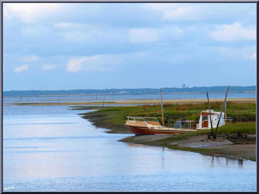 Bateau chaland ancré dans le chenal d'entrée au port