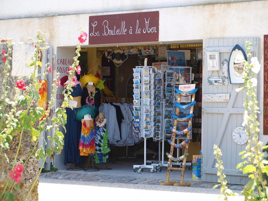 Ruelle et boutique à Talmont-sur-Gironde (Charente-Maritime) 