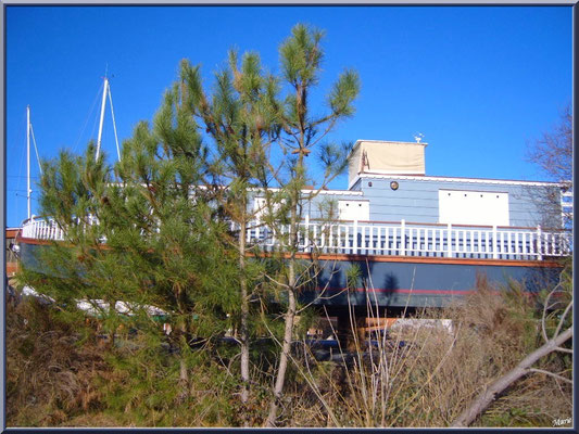 Bateau en cale sèche, chantier naval 