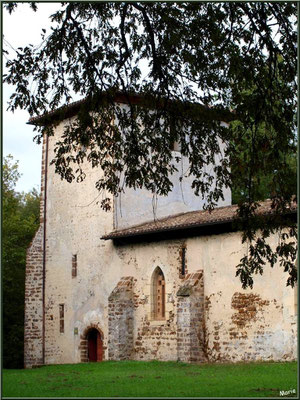 Eglise St Michel du Vieux Lugo à Lugos (Gironde) : façade Sud, l'entrée et le clocher