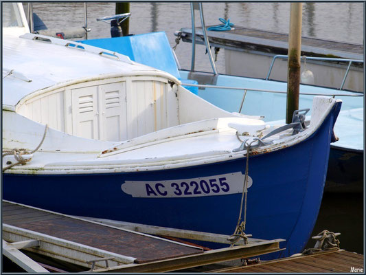 Pinasse à quai au port ostréicole de La Teste de Buch (Bassin d'Arcachon)