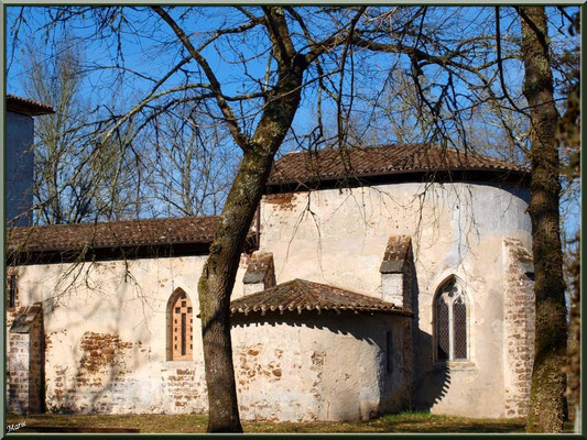 Eglise St Michel du Vieux Lugo à Lugos (Gironde) : façade Sud et le choeur à droite 