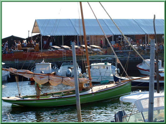 Bateau à voiles sortant du port