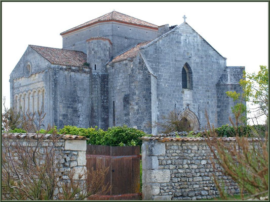 L'église Sainte Radegonde à Talmont-sur-Gironde vue depuis la Promenade des Remparts (Charente-Maritime)